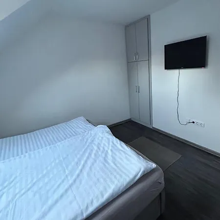 Heni アパート Bük